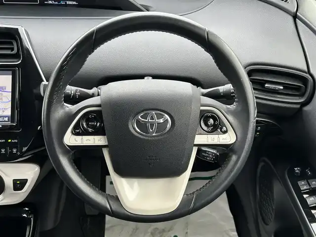 トヨタ プリウス Sセーフティプラス 岡山県 2017(平29)年 5.5万km ホワイトパールクリスタルシャイン 禁煙車/純正9インチナビ/(FM/AM/CD/DVD/フルセグ/Bluetooth)/バックカメラ/ビルドインETC/前後ドライブレコーダー/トヨタセーフティセンス/・衝突軽減システム/・レーダークルーズコントロール/・オートハイビーム/パーキングアシスト/オートライト/LEDヘッドライト/クリアランスソナー/革巻きステアリング/ステアリングリモコン/AAC/プッシュスタート/スマートキー×2