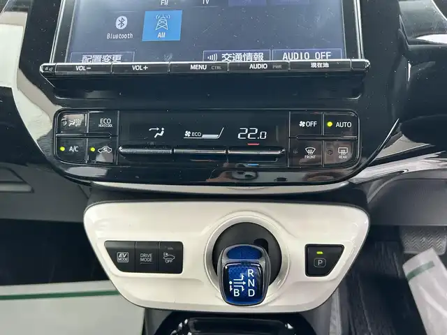 トヨタ プリウス Sセーフティプラス 岡山県 2017(平29)年 5.5万km ホワイトパールクリスタルシャイン 禁煙車/純正9インチナビ/(FM/AM/CD/DVD/フルセグ/Bluetooth)/バックカメラ/ビルドインETC/前後ドライブレコーダー/トヨタセーフティセンス/・衝突軽減システム/・レーダークルーズコントロール/・オートハイビーム/パーキングアシスト/オートライト/LEDヘッドライト/クリアランスソナー/革巻きステアリング/ステアリングリモコン/AAC/プッシュスタート/スマートキー×2