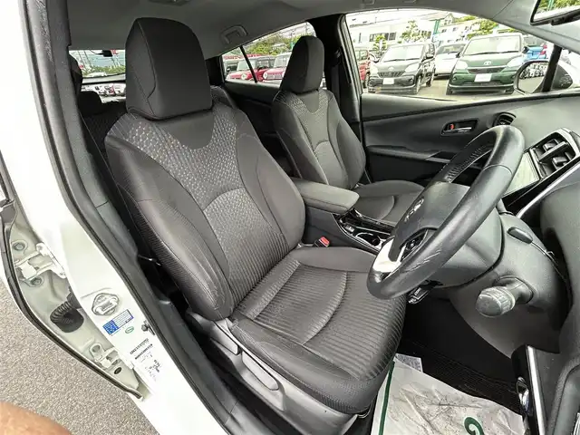 トヨタ プリウス Sセーフティプラス 岡山県 2017(平29)年 5.5万km ホワイトパールクリスタルシャイン 禁煙車/純正9インチナビ/(FM/AM/CD/DVD/フルセグ/Bluetooth)/バックカメラ/ビルドインETC/前後ドライブレコーダー/トヨタセーフティセンス/・衝突軽減システム/・レーダークルーズコントロール/・オートハイビーム/パーキングアシスト/オートライト/LEDヘッドライト/クリアランスソナー/革巻きステアリング/ステアリングリモコン/AAC/プッシュスタート/スマートキー×2