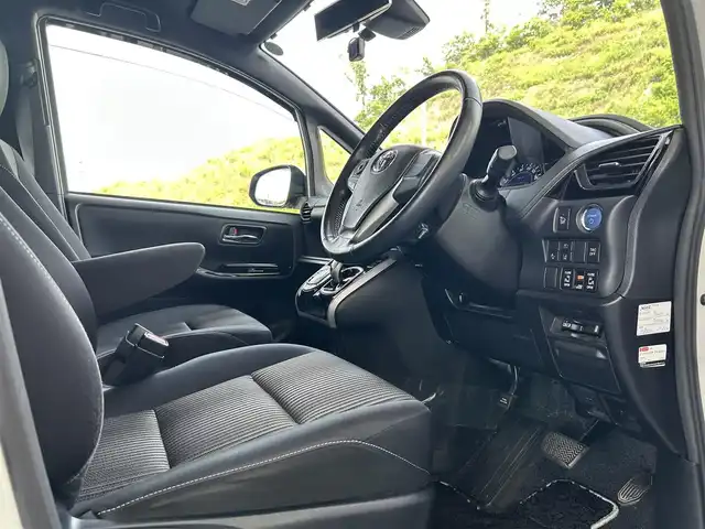 トヨタ ヴォクシー ハイブリッド ZS 煌 福島県 2018(平30)年 9.4万km ホワイトパールクリスタルシャイン 登録時走行距離：93/676km/社外SDナビ/（フルセグTV/BT接続/AM/FM/CD/DVD）/社外フリップダウンモニター/両側パワースライドドア/バックカメラ/ETC/PUSHスタート/シートヒーター（D/N席）/クルーズコントロール/ステアリングスイッチ/ドライブレコーダー/電格ミラー/ウィンカーミラー/オートライト/オートハイビーム/LEDヘッドライト/フォグランプ/純正フロアマット/社外AW/スマートキー/スペアキー/ドアバイザー/サマータイヤ4本/レーンキープ/車両接近通報装置/衝突被害軽減ブレーキ/横滑り防止装置/三列シート/ウォークスルー/保証書/取扱説明書