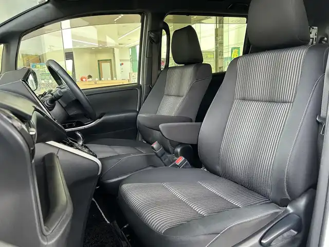 トヨタ ヴォクシー ハイブリッド ZS 煌 福島県 2018(平30)年 9.4万km ホワイトパールクリスタルシャイン 登録時走行距離：93/676km/社外SDナビ/（フルセグTV/BT接続/AM/FM/CD/DVD）/社外フリップダウンモニター/両側パワースライドドア/バックカメラ/ETC/PUSHスタート/シートヒーター（D/N席）/クルーズコントロール/ステアリングスイッチ/ドライブレコーダー/電格ミラー/ウィンカーミラー/オートライト/オートハイビーム/LEDヘッドライト/フォグランプ/純正フロアマット/社外AW/スマートキー/スペアキー/ドアバイザー/サマータイヤ4本/レーンキープ/車両接近通報装置/衝突被害軽減ブレーキ/横滑り防止装置/三列シート/ウォークスルー/保証書/取扱説明書