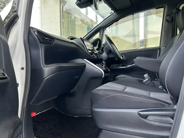 トヨタ ヴォクシー ハイブリッド ZS 煌 福島県 2018(平30)年 9.4万km ホワイトパールクリスタルシャイン 登録時走行距離：93/676km/社外SDナビ/（フルセグTV/BT接続/AM/FM/CD/DVD）/社外フリップダウンモニター/両側パワースライドドア/バックカメラ/ETC/PUSHスタート/シートヒーター（D/N席）/クルーズコントロール/ステアリングスイッチ/ドライブレコーダー/電格ミラー/ウィンカーミラー/オートライト/オートハイビーム/LEDヘッドライト/フォグランプ/純正フロアマット/社外AW/スマートキー/スペアキー/ドアバイザー/サマータイヤ4本/レーンキープ/車両接近通報装置/衝突被害軽減ブレーキ/横滑り防止装置/三列シート/ウォークスルー/保証書/取扱説明書