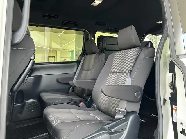 トヨタ ヴォクシー ハイブリッド ZS 煌 福島県 2018(平30)年 9.4万km ホワイトパールクリスタルシャイン 登録時走行距離：93/676km/社外SDナビ/（フルセグTV/BT接続/AM/FM/CD/DVD）/社外フリップダウンモニター/両側パワースライドドア/バックカメラ/ETC/PUSHスタート/シートヒーター（D/N席）/クルーズコントロール/ステアリングスイッチ/ドライブレコーダー/電格ミラー/ウィンカーミラー/オートライト/オートハイビーム/LEDヘッドライト/フォグランプ/純正フロアマット/社外AW/スマートキー/スペアキー/ドアバイザー/サマータイヤ4本/レーンキープ/車両接近通報装置/衝突被害軽減ブレーキ/横滑り防止装置/三列シート/ウォークスルー/保証書/取扱説明書