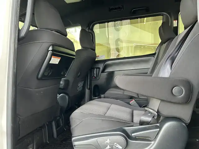 トヨタ ヴォクシー ハイブリッド ZS 煌 福島県 2018(平30)年 9.4万km ホワイトパールクリスタルシャイン 登録時走行距離：93/676km/社外SDナビ/（フルセグTV/BT接続/AM/FM/CD/DVD）/社外フリップダウンモニター/両側パワースライドドア/バックカメラ/ETC/PUSHスタート/シートヒーター（D/N席）/クルーズコントロール/ステアリングスイッチ/ドライブレコーダー/電格ミラー/ウィンカーミラー/オートライト/オートハイビーム/LEDヘッドライト/フォグランプ/純正フロアマット/社外AW/スマートキー/スペアキー/ドアバイザー/サマータイヤ4本/レーンキープ/車両接近通報装置/衝突被害軽減ブレーキ/横滑り防止装置/三列シート/ウォークスルー/保証書/取扱説明書