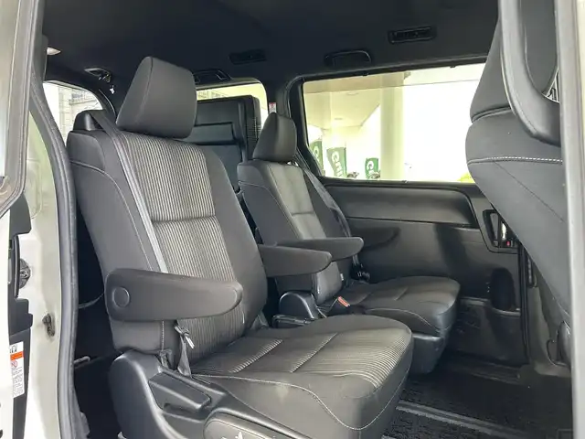 トヨタ ヴォクシー ハイブリッド ZS 煌 福島県 2018(平30)年 9.4万km ホワイトパールクリスタルシャイン 登録時走行距離：93/676km/社外SDナビ/（フルセグTV/BT接続/AM/FM/CD/DVD）/社外フリップダウンモニター/両側パワースライドドア/バックカメラ/ETC/PUSHスタート/シートヒーター（D/N席）/クルーズコントロール/ステアリングスイッチ/ドライブレコーダー/電格ミラー/ウィンカーミラー/オートライト/オートハイビーム/LEDヘッドライト/フォグランプ/純正フロアマット/社外AW/スマートキー/スペアキー/ドアバイザー/サマータイヤ4本/レーンキープ/車両接近通報装置/衝突被害軽減ブレーキ/横滑り防止装置/三列シート/ウォークスルー/保証書/取扱説明書