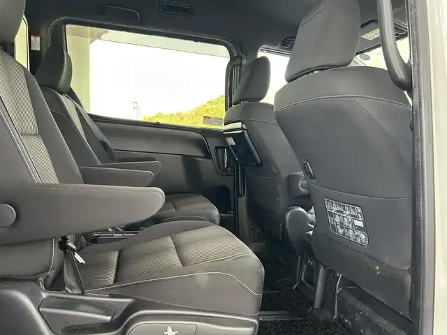 トヨタ ヴォクシー ハイブリッド ZS 煌 福島県 2018(平30)年 9.4万km ホワイトパールクリスタルシャイン 登録時走行距離：93/676km/社外SDナビ/（フルセグTV/BT接続/AM/FM/CD/DVD）/社外フリップダウンモニター/両側パワースライドドア/バックカメラ/ETC/PUSHスタート/シートヒーター（D/N席）/クルーズコントロール/ステアリングスイッチ/ドライブレコーダー/電格ミラー/ウィンカーミラー/オートライト/オートハイビーム/LEDヘッドライト/フォグランプ/純正フロアマット/社外AW/スマートキー/スペアキー/ドアバイザー/サマータイヤ4本/レーンキープ/車両接近通報装置/衝突被害軽減ブレーキ/横滑り防止装置/三列シート/ウォークスルー/保証書/取扱説明書