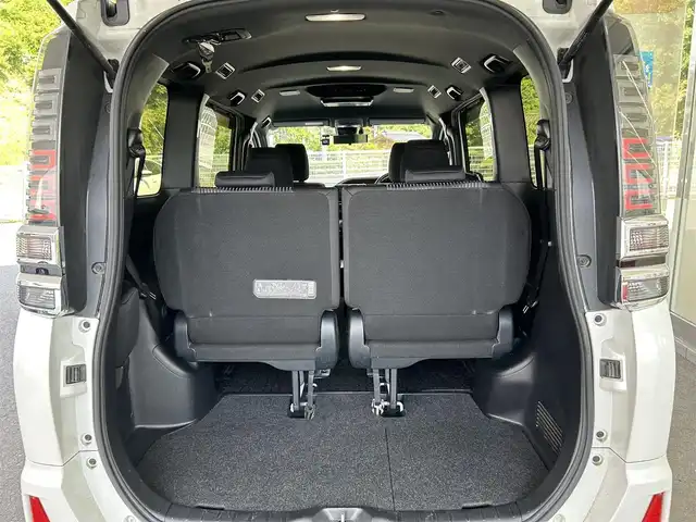 トヨタ ヴォクシー ハイブリッド ZS 煌 福島県 2018(平30)年 9.4万km ホワイトパールクリスタルシャイン 登録時走行距離：93/676km/社外SDナビ/（フルセグTV/BT接続/AM/FM/CD/DVD）/社外フリップダウンモニター/両側パワースライドドア/バックカメラ/ETC/PUSHスタート/シートヒーター（D/N席）/クルーズコントロール/ステアリングスイッチ/ドライブレコーダー/電格ミラー/ウィンカーミラー/オートライト/オートハイビーム/LEDヘッドライト/フォグランプ/純正フロアマット/社外AW/スマートキー/スペアキー/ドアバイザー/サマータイヤ4本/レーンキープ/車両接近通報装置/衝突被害軽減ブレーキ/横滑り防止装置/三列シート/ウォークスルー/保証書/取扱説明書