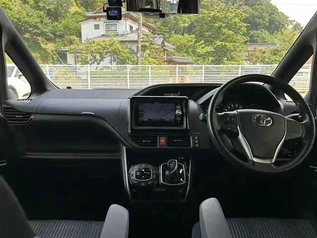 トヨタ ヴォクシー ハイブリッド ZS 煌 福島県 2018(平30)年 9.4万km ホワイトパールクリスタルシャイン 登録時走行距離：93/676km/社外SDナビ/（フルセグTV/BT接続/AM/FM/CD/DVD）/社外フリップダウンモニター/両側パワースライドドア/バックカメラ/ETC/PUSHスタート/シートヒーター（D/N席）/クルーズコントロール/ステアリングスイッチ/ドライブレコーダー/電格ミラー/ウィンカーミラー/オートライト/オートハイビーム/LEDヘッドライト/フォグランプ/純正フロアマット/社外AW/スマートキー/スペアキー/ドアバイザー/サマータイヤ4本/レーンキープ/車両接近通報装置/衝突被害軽減ブレーキ/横滑り防止装置/三列シート/ウォークスルー/保証書/取扱説明書