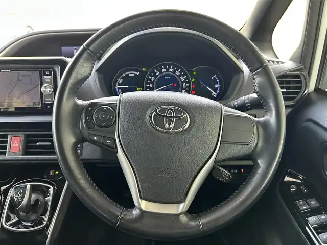 トヨタ ヴォクシー ハイブリッド ZS 煌 福島県 2018(平30)年 9.4万km ホワイトパールクリスタルシャイン 登録時走行距離：93/676km/社外SDナビ/（フルセグTV/BT接続/AM/FM/CD/DVD）/社外フリップダウンモニター/両側パワースライドドア/バックカメラ/ETC/PUSHスタート/シートヒーター（D/N席）/クルーズコントロール/ステアリングスイッチ/ドライブレコーダー/電格ミラー/ウィンカーミラー/オートライト/オートハイビーム/LEDヘッドライト/フォグランプ/純正フロアマット/社外AW/スマートキー/スペアキー/ドアバイザー/サマータイヤ4本/レーンキープ/車両接近通報装置/衝突被害軽減ブレーキ/横滑り防止装置/三列シート/ウォークスルー/保証書/取扱説明書