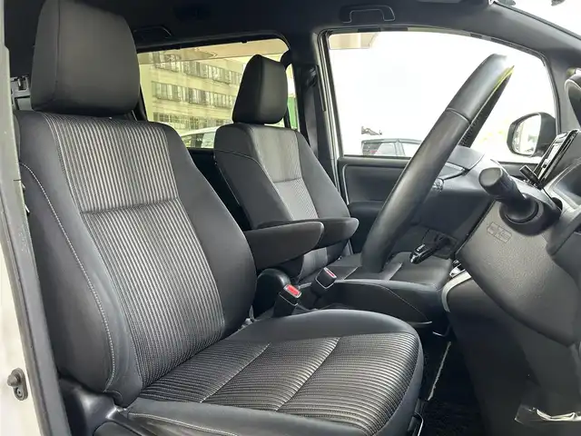トヨタ ヴォクシー ハイブリッド ZS 煌 福島県 2018(平30)年 9.4万km ホワイトパールクリスタルシャイン 登録時走行距離：93/676km/社外SDナビ/（フルセグTV/BT接続/AM/FM/CD/DVD）/社外フリップダウンモニター/両側パワースライドドア/バックカメラ/ETC/PUSHスタート/シートヒーター（D/N席）/クルーズコントロール/ステアリングスイッチ/ドライブレコーダー/電格ミラー/ウィンカーミラー/オートライト/オートハイビーム/LEDヘッドライト/フォグランプ/純正フロアマット/社外AW/スマートキー/スペアキー/ドアバイザー/サマータイヤ4本/レーンキープ/車両接近通報装置/衝突被害軽減ブレーキ/横滑り防止装置/三列シート/ウォークスルー/保証書/取扱説明書
