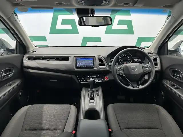 ホンダ ヴェゼル X ホンダセンシング 鹿児島県 2020(令2)年 0.7万km プラチナホワイトパール 社外7インチメモリナビ【MDV-D707BT】/（フルセグTV/CD/DVD/AM/FM/BT/SD/USB）/ホンダセンシング/・衝突軽減ブレーキ〈CMBS〉/・誤発進抑制機能/・歩行者事故低減ステアリング/・路外逸脱抑制機能/・ACC〈アダプティブ・クルーズ・コントロール〉/・LKAS〈車線維持支援システム〉/・先行車発進お知らせ機能/・標識認識機能/バックカメラ/電動パーキングブレーキ/オートブレーキホールド/革巻きステアリング/ステアリングリモコン/純正LEDヘッドライト/フロントフォグライト/自動防眩ルームミラー/電装格納ミラー/純正16インチアルミホイール/ドアバイザー/フロアマット/ETC/取扱説明書/禁煙車