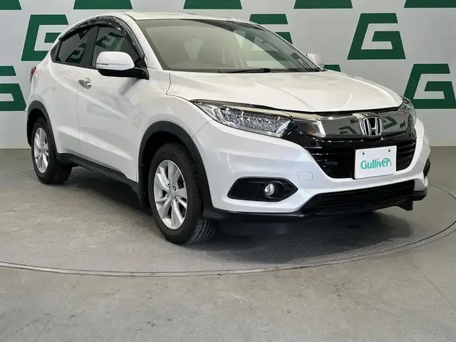 ホンダ ヴェゼル X ホンダセンシング 鹿児島県 2020(令2)年 0.7万km プラチナホワイトパール 社外7インチメモリナビ【MDV-D707BT】/（フルセグTV/CD/DVD/AM/FM/BT/SD/USB）/ホンダセンシング/・衝突軽減ブレーキ〈CMBS〉/・誤発進抑制機能/・歩行者事故低減ステアリング/・路外逸脱抑制機能/・ACC〈アダプティブ・クルーズ・コントロール〉/・LKAS〈車線維持支援システム〉/・先行車発進お知らせ機能/・標識認識機能/バックカメラ/電動パーキングブレーキ/オートブレーキホールド/革巻きステアリング/ステアリングリモコン/純正LEDヘッドライト/フロントフォグライト/自動防眩ルームミラー/電装格納ミラー/純正16インチアルミホイール/ドアバイザー/フロアマット/ETC/取扱説明書/禁煙車