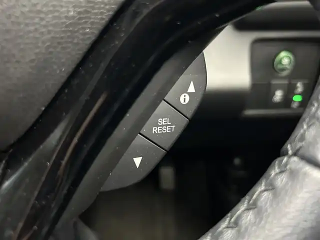 ホンダ ヴェゼル X ホンダセンシング 鹿児島県 2020(令2)年 0.7万km プラチナホワイトパール 社外7インチメモリナビ【MDV-D707BT】/（フルセグTV/CD/DVD/AM/FM/BT/SD/USB）/ホンダセンシング/・衝突軽減ブレーキ〈CMBS〉/・誤発進抑制機能/・歩行者事故低減ステアリング/・路外逸脱抑制機能/・ACC〈アダプティブ・クルーズ・コントロール〉/・LKAS〈車線維持支援システム〉/・先行車発進お知らせ機能/・標識認識機能/バックカメラ/電動パーキングブレーキ/オートブレーキホールド/革巻きステアリング/ステアリングリモコン/純正LEDヘッドライト/フロントフォグライト/自動防眩ルームミラー/電装格納ミラー/純正16インチアルミホイール/ドアバイザー/フロアマット/ETC/取扱説明書/禁煙車