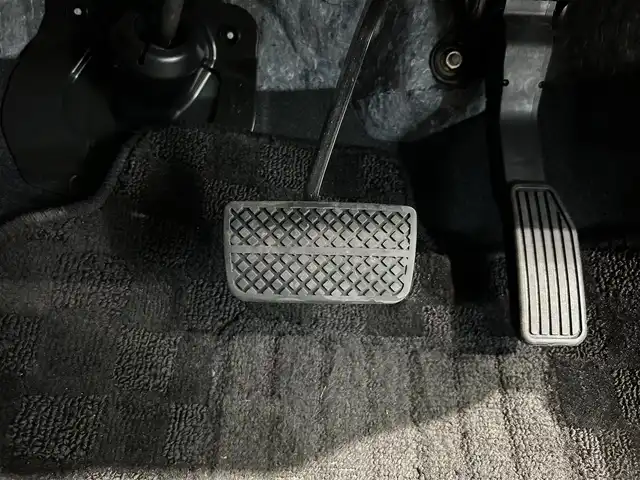 ホンダ ヴェゼル X ホンダセンシング 鹿児島県 2020(令2)年 0.7万km プラチナホワイトパール 社外7インチメモリナビ【MDV-D707BT】/（フルセグTV/CD/DVD/AM/FM/BT/SD/USB）/ホンダセンシング/・衝突軽減ブレーキ〈CMBS〉/・誤発進抑制機能/・歩行者事故低減ステアリング/・路外逸脱抑制機能/・ACC〈アダプティブ・クルーズ・コントロール〉/・LKAS〈車線維持支援システム〉/・先行車発進お知らせ機能/・標識認識機能/バックカメラ/電動パーキングブレーキ/オートブレーキホールド/革巻きステアリング/ステアリングリモコン/純正LEDヘッドライト/フロントフォグライト/自動防眩ルームミラー/電装格納ミラー/純正16インチアルミホイール/ドアバイザー/フロアマット/ETC/取扱説明書/禁煙車