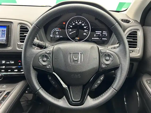 ホンダ ヴェゼル X ホンダセンシング 鹿児島県 2020(令2)年 0.7万km プラチナホワイトパール 社外7インチメモリナビ【MDV-D707BT】/（フルセグTV/CD/DVD/AM/FM/BT/SD/USB）/ホンダセンシング/・衝突軽減ブレーキ〈CMBS〉/・誤発進抑制機能/・歩行者事故低減ステアリング/・路外逸脱抑制機能/・ACC〈アダプティブ・クルーズ・コントロール〉/・LKAS〈車線維持支援システム〉/・先行車発進お知らせ機能/・標識認識機能/バックカメラ/電動パーキングブレーキ/オートブレーキホールド/革巻きステアリング/ステアリングリモコン/純正LEDヘッドライト/フロントフォグライト/自動防眩ルームミラー/電装格納ミラー/純正16インチアルミホイール/ドアバイザー/フロアマット/ETC/取扱説明書/禁煙車