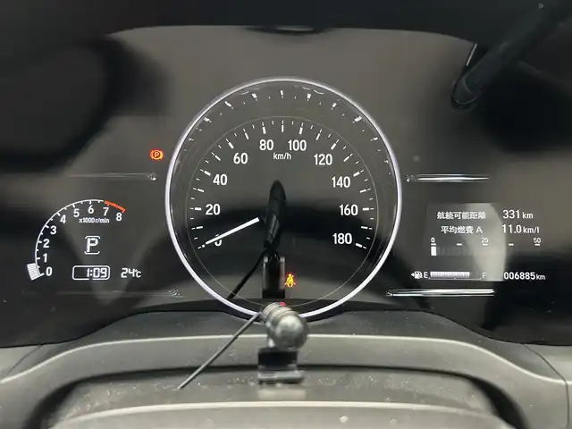 ホンダ ヴェゼル X ホンダセンシング 鹿児島県 2020(令2)年 0.7万km プラチナホワイトパール 社外7インチメモリナビ【MDV-D707BT】/（フルセグTV/CD/DVD/AM/FM/BT/SD/USB）/ホンダセンシング/・衝突軽減ブレーキ〈CMBS〉/・誤発進抑制機能/・歩行者事故低減ステアリング/・路外逸脱抑制機能/・ACC〈アダプティブ・クルーズ・コントロール〉/・LKAS〈車線維持支援システム〉/・先行車発進お知らせ機能/・標識認識機能/バックカメラ/電動パーキングブレーキ/オートブレーキホールド/革巻きステアリング/ステアリングリモコン/純正LEDヘッドライト/フロントフォグライト/自動防眩ルームミラー/電装格納ミラー/純正16インチアルミホイール/ドアバイザー/フロアマット/ETC/取扱説明書/禁煙車