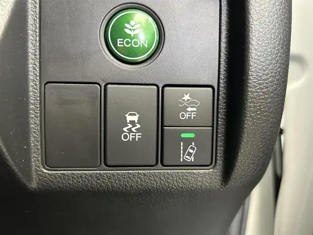ホンダ ヴェゼル X ホンダセンシング 鹿児島県 2020(令2)年 0.7万km プラチナホワイトパール 社外7インチメモリナビ【MDV-D707BT】/（フルセグTV/CD/DVD/AM/FM/BT/SD/USB）/ホンダセンシング/・衝突軽減ブレーキ〈CMBS〉/・誤発進抑制機能/・歩行者事故低減ステアリング/・路外逸脱抑制機能/・ACC〈アダプティブ・クルーズ・コントロール〉/・LKAS〈車線維持支援システム〉/・先行車発進お知らせ機能/・標識認識機能/バックカメラ/電動パーキングブレーキ/オートブレーキホールド/革巻きステアリング/ステアリングリモコン/純正LEDヘッドライト/フロントフォグライト/自動防眩ルームミラー/電装格納ミラー/純正16インチアルミホイール/ドアバイザー/フロアマット/ETC/取扱説明書/禁煙車