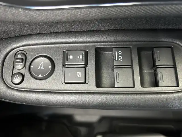 ホンダ ヴェゼル X ホンダセンシング 鹿児島県 2020(令2)年 0.7万km プラチナホワイトパール 社外7インチメモリナビ【MDV-D707BT】/（フルセグTV/CD/DVD/AM/FM/BT/SD/USB）/ホンダセンシング/・衝突軽減ブレーキ〈CMBS〉/・誤発進抑制機能/・歩行者事故低減ステアリング/・路外逸脱抑制機能/・ACC〈アダプティブ・クルーズ・コントロール〉/・LKAS〈車線維持支援システム〉/・先行車発進お知らせ機能/・標識認識機能/バックカメラ/電動パーキングブレーキ/オートブレーキホールド/革巻きステアリング/ステアリングリモコン/純正LEDヘッドライト/フロントフォグライト/自動防眩ルームミラー/電装格納ミラー/純正16インチアルミホイール/ドアバイザー/フロアマット/ETC/取扱説明書/禁煙車