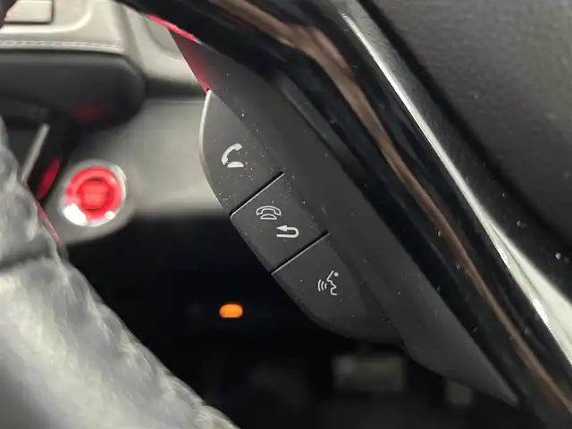 ホンダ ヴェゼル X ホンダセンシング 鹿児島県 2020(令2)年 0.7万km プラチナホワイトパール 社外7インチメモリナビ【MDV-D707BT】/（フルセグTV/CD/DVD/AM/FM/BT/SD/USB）/ホンダセンシング/・衝突軽減ブレーキ〈CMBS〉/・誤発進抑制機能/・歩行者事故低減ステアリング/・路外逸脱抑制機能/・ACC〈アダプティブ・クルーズ・コントロール〉/・LKAS〈車線維持支援システム〉/・先行車発進お知らせ機能/・標識認識機能/バックカメラ/電動パーキングブレーキ/オートブレーキホールド/革巻きステアリング/ステアリングリモコン/純正LEDヘッドライト/フロントフォグライト/自動防眩ルームミラー/電装格納ミラー/純正16インチアルミホイール/ドアバイザー/フロアマット/ETC/取扱説明書/禁煙車