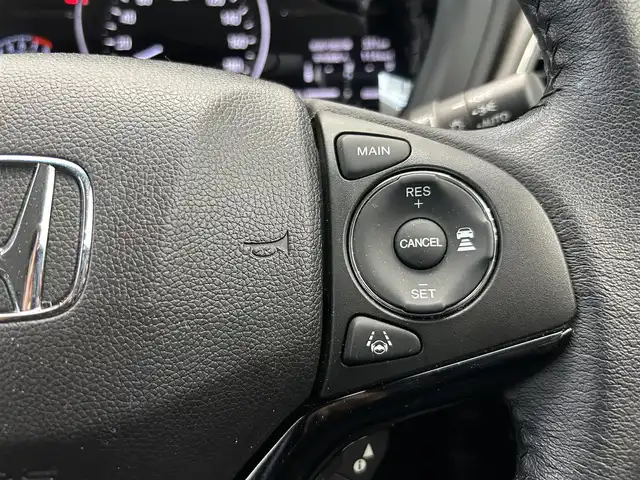 ホンダ ヴェゼル X ホンダセンシング 鹿児島県 2020(令2)年 0.7万km プラチナホワイトパール 社外7インチメモリナビ【MDV-D707BT】/（フルセグTV/CD/DVD/AM/FM/BT/SD/USB）/ホンダセンシング/・衝突軽減ブレーキ〈CMBS〉/・誤発進抑制機能/・歩行者事故低減ステアリング/・路外逸脱抑制機能/・ACC〈アダプティブ・クルーズ・コントロール〉/・LKAS〈車線維持支援システム〉/・先行車発進お知らせ機能/・標識認識機能/バックカメラ/電動パーキングブレーキ/オートブレーキホールド/革巻きステアリング/ステアリングリモコン/純正LEDヘッドライト/フロントフォグライト/自動防眩ルームミラー/電装格納ミラー/純正16インチアルミホイール/ドアバイザー/フロアマット/ETC/取扱説明書/禁煙車