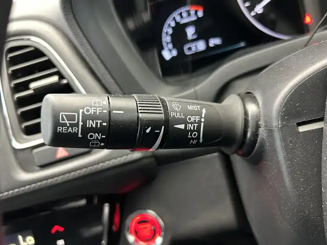 ホンダ ヴェゼル X ホンダセンシング 鹿児島県 2020(令2)年 0.7万km プラチナホワイトパール 社外7インチメモリナビ【MDV-D707BT】/（フルセグTV/CD/DVD/AM/FM/BT/SD/USB）/ホンダセンシング/・衝突軽減ブレーキ〈CMBS〉/・誤発進抑制機能/・歩行者事故低減ステアリング/・路外逸脱抑制機能/・ACC〈アダプティブ・クルーズ・コントロール〉/・LKAS〈車線維持支援システム〉/・先行車発進お知らせ機能/・標識認識機能/バックカメラ/電動パーキングブレーキ/オートブレーキホールド/革巻きステアリング/ステアリングリモコン/純正LEDヘッドライト/フロントフォグライト/自動防眩ルームミラー/電装格納ミラー/純正16インチアルミホイール/ドアバイザー/フロアマット/ETC/取扱説明書/禁煙車