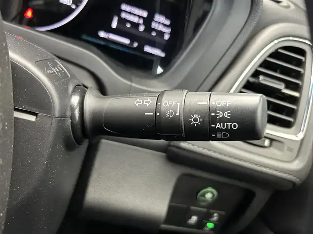 ホンダ ヴェゼル X ホンダセンシング 鹿児島県 2020(令2)年 0.7万km プラチナホワイトパール 社外7インチメモリナビ【MDV-D707BT】/（フルセグTV/CD/DVD/AM/FM/BT/SD/USB）/ホンダセンシング/・衝突軽減ブレーキ〈CMBS〉/・誤発進抑制機能/・歩行者事故低減ステアリング/・路外逸脱抑制機能/・ACC〈アダプティブ・クルーズ・コントロール〉/・LKAS〈車線維持支援システム〉/・先行車発進お知らせ機能/・標識認識機能/バックカメラ/電動パーキングブレーキ/オートブレーキホールド/革巻きステアリング/ステアリングリモコン/純正LEDヘッドライト/フロントフォグライト/自動防眩ルームミラー/電装格納ミラー/純正16インチアルミホイール/ドアバイザー/フロアマット/ETC/取扱説明書/禁煙車