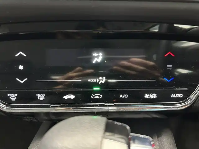 ホンダ ヴェゼル X ホンダセンシング 鹿児島県 2020(令2)年 0.7万km プラチナホワイトパール 社外7インチメモリナビ【MDV-D707BT】/（フルセグTV/CD/DVD/AM/FM/BT/SD/USB）/ホンダセンシング/・衝突軽減ブレーキ〈CMBS〉/・誤発進抑制機能/・歩行者事故低減ステアリング/・路外逸脱抑制機能/・ACC〈アダプティブ・クルーズ・コントロール〉/・LKAS〈車線維持支援システム〉/・先行車発進お知らせ機能/・標識認識機能/バックカメラ/電動パーキングブレーキ/オートブレーキホールド/革巻きステアリング/ステアリングリモコン/純正LEDヘッドライト/フロントフォグライト/自動防眩ルームミラー/電装格納ミラー/純正16インチアルミホイール/ドアバイザー/フロアマット/ETC/取扱説明書/禁煙車