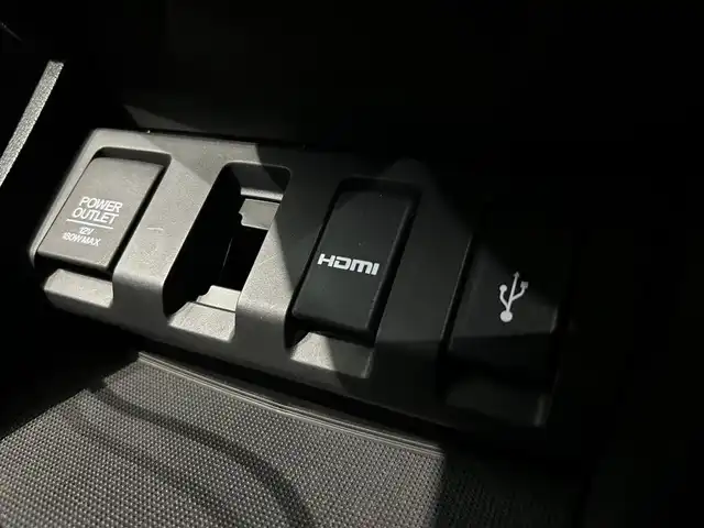 ホンダ ヴェゼル X ホンダセンシング 鹿児島県 2020(令2)年 0.7万km プラチナホワイトパール 社外7インチメモリナビ【MDV-D707BT】/（フルセグTV/CD/DVD/AM/FM/BT/SD/USB）/ホンダセンシング/・衝突軽減ブレーキ〈CMBS〉/・誤発進抑制機能/・歩行者事故低減ステアリング/・路外逸脱抑制機能/・ACC〈アダプティブ・クルーズ・コントロール〉/・LKAS〈車線維持支援システム〉/・先行車発進お知らせ機能/・標識認識機能/バックカメラ/電動パーキングブレーキ/オートブレーキホールド/革巻きステアリング/ステアリングリモコン/純正LEDヘッドライト/フロントフォグライト/自動防眩ルームミラー/電装格納ミラー/純正16インチアルミホイール/ドアバイザー/フロアマット/ETC/取扱説明書/禁煙車