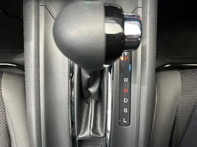 ホンダ ヴェゼル X ホンダセンシング 鹿児島県 2020(令2)年 0.7万km プラチナホワイトパール 社外7インチメモリナビ【MDV-D707BT】/（フルセグTV/CD/DVD/AM/FM/BT/SD/USB）/ホンダセンシング/・衝突軽減ブレーキ〈CMBS〉/・誤発進抑制機能/・歩行者事故低減ステアリング/・路外逸脱抑制機能/・ACC〈アダプティブ・クルーズ・コントロール〉/・LKAS〈車線維持支援システム〉/・先行車発進お知らせ機能/・標識認識機能/バックカメラ/電動パーキングブレーキ/オートブレーキホールド/革巻きステアリング/ステアリングリモコン/純正LEDヘッドライト/フロントフォグライト/自動防眩ルームミラー/電装格納ミラー/純正16インチアルミホイール/ドアバイザー/フロアマット/ETC/取扱説明書/禁煙車