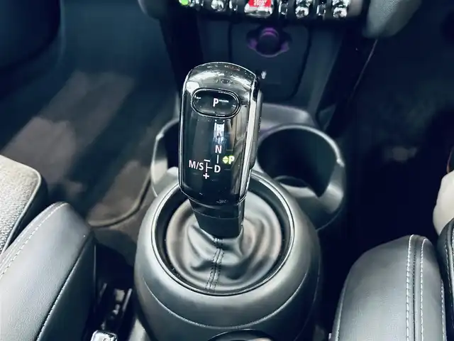 ＭＩＮＩ ミニ クーパー D 大阪府 2022(令4)年 4.7万km 茶 ペッパーP/インテリジェントセーフティ/純正ディスプレイオーディオ/applecarplay/バックカメラ/ハーフレザー/純正16インチAW/LEDヘッドライト/クリアランスソナー