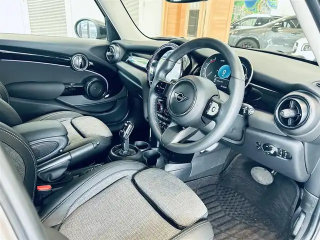 ＭＩＮＩ ミニ クーパー D 大阪府 2022(令4)年 4.7万km 茶 ペッパーP/インテリジェントセーフティ/純正ディスプレイオーディオ/applecarplay/バックカメラ/ハーフレザー/純正16インチAW/LEDヘッドライト/クリアランスソナー