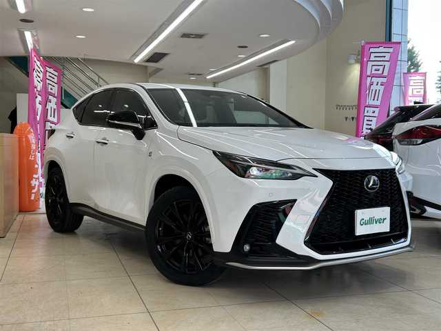 レクサス ＮＸ 350 Fスポーツ 東京都 2022(令4)年 1.1万km ホワイトノーヴァガラスフレーク ワンオーナー/純正14インチナビ/(フルセグ/Bluetooth/USB/Miracast)/全方位カメラ/デジタルインナーミラー/レザーシート/前後シートヒーター＆シートクーラー/前席パワーシート＆メモリーシート/プリクラッシュセーフティ/クルーズコントロール/ステアリングヒータ―/BSM/LKA/コーナーサンサー/PSKB/安心降車アシスト/RCTA/ディテクションロードサインアシスト　/PDA/DAC/スマートキー/プッシュスタート/オートライト/LEDライト/前フォグランプ/ETC2.0/純正フロアマット/トノカバー/ドライブレコーダー/(TZ-DR210)/ISOFIX/革巻きステアリング/パドルシフト/ステアリングヒータ―/ステアリングスイッチ/パワーバックドア/プライバシーガラス/アイドリングストップ/電格ウィンカーミラー/トノカバー/純正20インチアルミホイール/W＋サイドSRS＋ABS/横滑り防止装置/取扱説明書/保証書/ディーラー記録簿/(R6．9)
