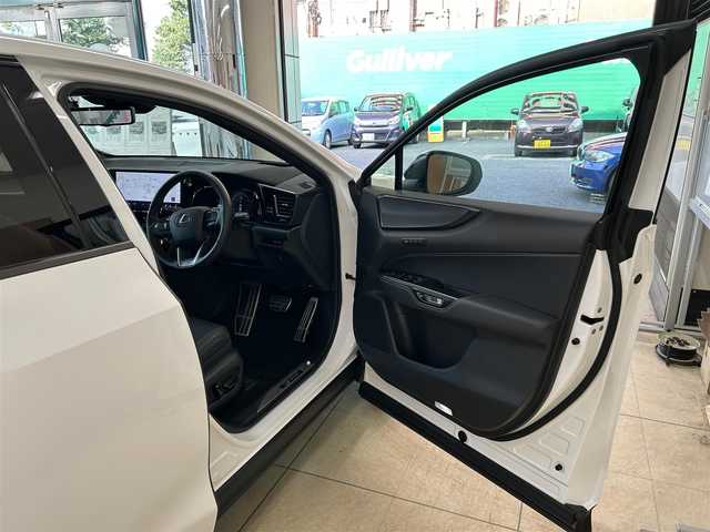 レクサス ＮＸ 350 Fスポーツ 東京都 2022(令4)年 1.1万km ホワイトノーヴァガラスフレーク ワンオーナー/純正14インチナビ/(フルセグ/Bluetooth/USB/Miracast)/全方位カメラ/デジタルインナーミラー/レザーシート/前後シートヒーター＆シートクーラー/前席パワーシート＆メモリーシート/プリクラッシュセーフティ/クルーズコントロール/ステアリングヒータ―/BSM/LKA/コーナーサンサー/PSKB/安心降車アシスト/RCTA/ディテクションロードサインアシスト　/PDA/DAC/スマートキー/プッシュスタート/オートライト/LEDライト/前フォグランプ/ETC2.0/純正フロアマット/トノカバー/ドライブレコーダー/(TZ-DR210)/ISOFIX/革巻きステアリング/パドルシフト/ステアリングヒータ―/ステアリングスイッチ/パワーバックドア/プライバシーガラス/アイドリングストップ/電格ウィンカーミラー/トノカバー/純正20インチアルミホイール/W＋サイドSRS＋ABS/横滑り防止装置/取扱説明書/保証書/ディーラー記録簿/(R6．9)