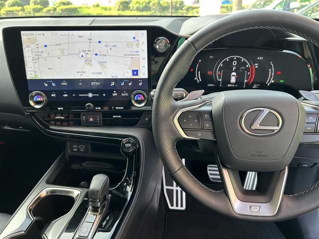 レクサス ＮＸ 350 Fスポーツ 東京都 2022(令4)年 1.1万km ホワイトノーヴァガラスフレーク ワンオーナー/純正14インチナビ/(フルセグ/Bluetooth/USB/Miracast)/全方位カメラ/デジタルインナーミラー/レザーシート/前後シートヒーター＆シートクーラー/前席パワーシート＆メモリーシート/プリクラッシュセーフティ/クルーズコントロール/ステアリングヒータ―/BSM/LKA/コーナーサンサー/PSKB/安心降車アシスト/RCTA/ディテクションロードサインアシスト　/PDA/DAC/スマートキー/プッシュスタート/オートライト/LEDライト/前フォグランプ/ETC2.0/純正フロアマット/トノカバー/ドライブレコーダー/(TZ-DR210)/ISOFIX/革巻きステアリング/パドルシフト/ステアリングヒータ―/ステアリングスイッチ/パワーバックドア/プライバシーガラス/アイドリングストップ/電格ウィンカーミラー/トノカバー/純正20インチアルミホイール/W＋サイドSRS＋ABS/横滑り防止装置/取扱説明書/保証書/ディーラー記録簿/(R6．9)