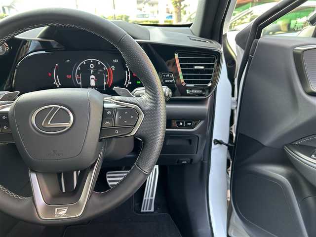 レクサス ＮＸ 350 Fスポーツ 東京都 2022(令4)年 1.1万km ホワイトノーヴァガラスフレーク ワンオーナー/純正14インチナビ/(フルセグ/Bluetooth/USB/Miracast)/全方位カメラ/デジタルインナーミラー/レザーシート/前後シートヒーター＆シートクーラー/前席パワーシート＆メモリーシート/プリクラッシュセーフティ/クルーズコントロール/ステアリングヒータ―/BSM/LKA/コーナーサンサー/PSKB/安心降車アシスト/RCTA/ディテクションロードサインアシスト　/PDA/DAC/スマートキー/プッシュスタート/オートライト/LEDライト/前フォグランプ/ETC2.0/純正フロアマット/トノカバー/ドライブレコーダー/(TZ-DR210)/ISOFIX/革巻きステアリング/パドルシフト/ステアリングヒータ―/ステアリングスイッチ/パワーバックドア/プライバシーガラス/アイドリングストップ/電格ウィンカーミラー/トノカバー/純正20インチアルミホイール/W＋サイドSRS＋ABS/横滑り防止装置/取扱説明書/保証書/ディーラー記録簿/(R6．9)