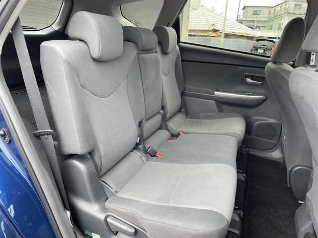 トヨタ プリウス α S ツーリングセレクション 沖縄県 2014(平26)年 5.9万km ダークブルーマイカ (株)IDOMが運営する【じしゃロンコザ店】の自社ローン専用車両になりますこちらは現金またはオートローンご利用時の価格です。自社ローンご希望の方は別途その旨お申付け下さい/純正ナビ　/ＣＤ／ＤＶＤ再生　/ＥＴＣ　/プッシュスタート　/スマートキー　/スペアキー　/オートライト　/ＬＥＤヘッドライト　/純正アルミホイール　/純正フロアマット　/取扱説明書　/パワーステアリング