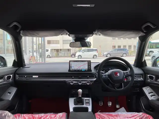 ホンダ シビック タイプR 三重県 2025(令7)年 0.1千km チャンピオンシップホワイト ♪登録済未使用車/♪走行5km/♪車検 令和10年10月6日迄/♪6速マニュアル/♪ターボ/ホンダセンシング/・衝突軽減ブレーキ(CMBS)/・歩行者事故低減ステアリング/・路外逸脱抑制機能/・アダプティブクルーズコントロール/・車線維持支援システム(LKAS)/・先行車発進お知らせ機能/・標識認識機能/・オートハイビーム/・ブラインドスポットインフォメーション/・パーキングセンサーシステム/オートブレーキホールド/スマートキー×2/プッシュスタート/Honda CONNECTディスプレイ/・ナビゲーション/・フルセグ・USB/・Bluetoothオーディオ/・Apple Car Play/・Android Auto/・バックカメラ/USBポート(充電)/純正19インチAW/LEDヘッドライト/オートライト/オートワイパー/ウィンカーミラー/オートリトラクタブルミラー/革巻ステアリング/ステアリングスイッチ/ビルトインETC2.0/プライバシーガラス/サイド/カーテンエアバック