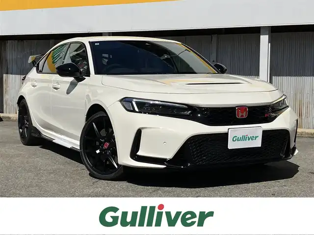 ホンダ シビック タイプR 三重県 2025(令7)年 0.1千km チャンピオンシップホワイト ♪登録済未使用車/♪走行5km/♪車検 令和10年10月6日迄/♪6速マニュアル/♪ターボ/ホンダセンシング/・衝突軽減ブレーキ(CMBS)/・歩行者事故低減ステアリング/・路外逸脱抑制機能/・アダプティブクルーズコントロール/・車線維持支援システム(LKAS)/・先行車発進お知らせ機能/・標識認識機能/・オートハイビーム/・ブラインドスポットインフォメーション/・パーキングセンサーシステム/オートブレーキホールド/スマートキー×2/プッシュスタート/Honda CONNECTディスプレイ/・ナビゲーション/・フルセグ・USB/・Bluetoothオーディオ/・Apple Car Play/・Android Auto/・バックカメラ/USBポート(充電)/純正19インチAW/LEDヘッドライト/オートライト/オートワイパー/ウィンカーミラー/オートリトラクタブルミラー/革巻ステアリング/ステアリングスイッチ/ビルトインETC2.0/プライバシーガラス/サイド/カーテンエアバック