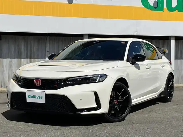 ホンダ シビック タイプR 三重県 2025(令7)年 0.1千km チャンピオンシップホワイト ♪登録済未使用車/♪走行5km/♪車検 令和10年10月6日迄/♪6速マニュアル/♪ターボ/ホンダセンシング/・衝突軽減ブレーキ(CMBS)/・歩行者事故低減ステアリング/・路外逸脱抑制機能/・アダプティブクルーズコントロール/・車線維持支援システム(LKAS)/・先行車発進お知らせ機能/・標識認識機能/・オートハイビーム/・ブラインドスポットインフォメーション/・パーキングセンサーシステム/オートブレーキホールド/スマートキー×2/プッシュスタート/Honda CONNECTディスプレイ/・ナビゲーション/・フルセグ・USB/・Bluetoothオーディオ/・Apple Car Play/・Android Auto/・バックカメラ/USBポート(充電)/純正19インチAW/LEDヘッドライト/オートライト/オートワイパー/ウィンカーミラー/オートリトラクタブルミラー/革巻ステアリング/ステアリングスイッチ/ビルトインETC2.0/プライバシーガラス/サイド/カーテンエアバック