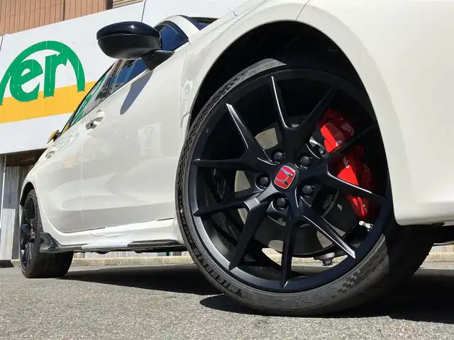 ホンダ シビック タイプR 三重県 2025(令7)年 0.1千km チャンピオンシップホワイト ♪登録済未使用車/♪走行5km/♪車検 令和10年10月6日迄/♪6速マニュアル/♪ターボ/ホンダセンシング/・衝突軽減ブレーキ(CMBS)/・歩行者事故低減ステアリング/・路外逸脱抑制機能/・アダプティブクルーズコントロール/・車線維持支援システム(LKAS)/・先行車発進お知らせ機能/・標識認識機能/・オートハイビーム/・ブラインドスポットインフォメーション/・パーキングセンサーシステム/オートブレーキホールド/スマートキー×2/プッシュスタート/Honda CONNECTディスプレイ/・ナビゲーション/・フルセグ・USB/・Bluetoothオーディオ/・Apple Car Play/・Android Auto/・バックカメラ/USBポート(充電)/純正19インチAW/LEDヘッドライト/オートライト/オートワイパー/ウィンカーミラー/オートリトラクタブルミラー/革巻ステアリング/ステアリングスイッチ/ビルトインETC2.0/プライバシーガラス/サイド/カーテンエアバック