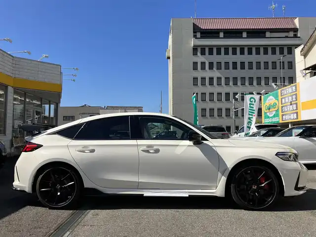 ホンダ シビック タイプR 三重県 2025(令7)年 0.1千km チャンピオンシップホワイト ♪登録済未使用車/♪走行5km/♪車検 令和10年10月6日迄/♪6速マニュアル/♪ターボ/ホンダセンシング/・衝突軽減ブレーキ(CMBS)/・歩行者事故低減ステアリング/・路外逸脱抑制機能/・アダプティブクルーズコントロール/・車線維持支援システム(LKAS)/・先行車発進お知らせ機能/・標識認識機能/・オートハイビーム/・ブラインドスポットインフォメーション/・パーキングセンサーシステム/オートブレーキホールド/スマートキー×2/プッシュスタート/Honda CONNECTディスプレイ/・ナビゲーション/・フルセグ・USB/・Bluetoothオーディオ/・Apple Car Play/・Android Auto/・バックカメラ/USBポート(充電)/純正19インチAW/LEDヘッドライト/オートライト/オートワイパー/ウィンカーミラー/オートリトラクタブルミラー/革巻ステアリング/ステアリングスイッチ/ビルトインETC2.0/プライバシーガラス/サイド/カーテンエアバック