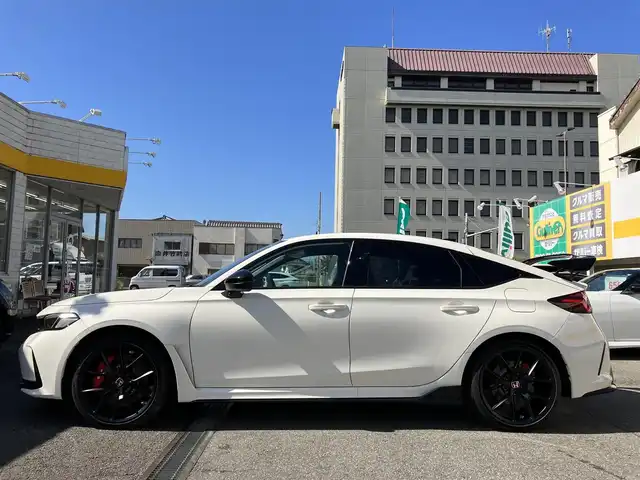 ホンダ シビック タイプR 三重県 2025(令7)年 0.1千km チャンピオンシップホワイト ♪登録済未使用車/♪走行5km/♪車検 令和10年10月6日迄/♪6速マニュアル/♪ターボ/ホンダセンシング/・衝突軽減ブレーキ(CMBS)/・歩行者事故低減ステアリング/・路外逸脱抑制機能/・アダプティブクルーズコントロール/・車線維持支援システム(LKAS)/・先行車発進お知らせ機能/・標識認識機能/・オートハイビーム/・ブラインドスポットインフォメーション/・パーキングセンサーシステム/オートブレーキホールド/スマートキー×2/プッシュスタート/Honda CONNECTディスプレイ/・ナビゲーション/・フルセグ・USB/・Bluetoothオーディオ/・Apple Car Play/・Android Auto/・バックカメラ/USBポート(充電)/純正19インチAW/LEDヘッドライト/オートライト/オートワイパー/ウィンカーミラー/オートリトラクタブルミラー/革巻ステアリング/ステアリングスイッチ/ビルトインETC2.0/プライバシーガラス/サイド/カーテンエアバック