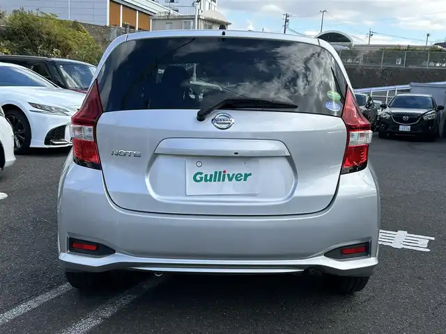 日産 ノート X 長崎県 2018(平30)年 4.3万km ブリリアントシルバー ポータブルナビ（ワンセグ）/純正オーディオ（AM/FM/CD/AUX)/プッシュスタート/アイドリングストップ/衝突軽減システム/車線逸脱警報装置/横滑り防止装置/ヘッドライトレベライザー/電格ウィンカーミラー/オートライト/純正フロアマット/ドアバイザー/前方ドライブレコーダー/ETC/スペアキー/ワンオーナー/取扱説明書/保証書