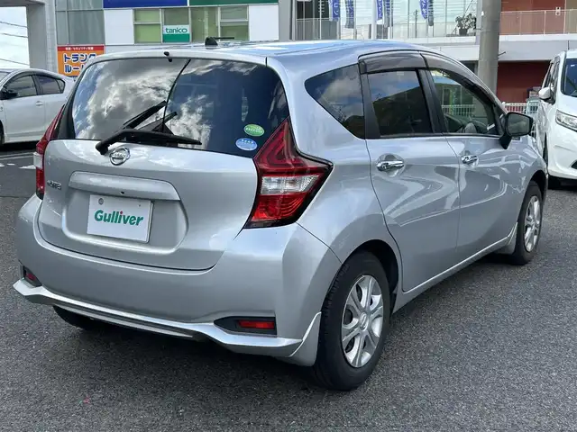 日産 ノート X 長崎県 2018(平30)年 4.3万km ブリリアントシルバー ポータブルナビ（ワンセグ）/純正オーディオ（AM/FM/CD/AUX)/プッシュスタート/アイドリングストップ/衝突軽減システム/車線逸脱警報装置/横滑り防止装置/ヘッドライトレベライザー/電格ウィンカーミラー/オートライト/純正フロアマット/ドアバイザー/前方ドライブレコーダー/ETC/スペアキー/ワンオーナー/取扱説明書/保証書