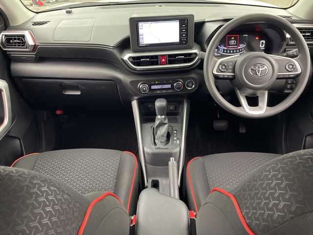 トヨタ ライズ G 兵庫県 2023(令5)年 2.1万km シャイニングホワイトパール ・プリクラッシュセーフティ/・クリアランスソナー/・先行車発進お知らせ/・車線逸脱警報/・ステアリングアシスト/・標識認識/・ふらつき警報/・後退時交差車両検知警報システム/・社外7インチナビ＆フルセグ＆BT＆DVD/・パノラマミックビューモニター/・前後ドライブレコーダー/・ビルトインETC/・ブラインドスポットモニター/・スマートキー/・プッシュスタート/・フロアマット/・ドアバイザー/・純正16インチアルミホイール/・LEDヘッドライト/・オートライト/・横滑り防止装置/・アイドリングストップ