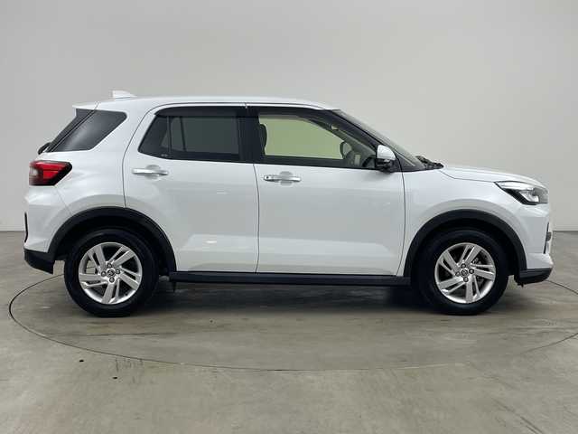 トヨタ ライズ G 兵庫県 2023(令5)年 2.1万km シャイニングホワイトパール ・プリクラッシュセーフティ/・クリアランスソナー/・先行車発進お知らせ/・車線逸脱警報/・ステアリングアシスト/・標識認識/・ふらつき警報/・後退時交差車両検知警報システム/・社外7インチナビ＆フルセグ＆BT＆DVD/・パノラマミックビューモニター/・前後ドライブレコーダー/・ビルトインETC/・ブラインドスポットモニター/・スマートキー/・プッシュスタート/・フロアマット/・ドアバイザー/・純正16インチアルミホイール/・LEDヘッドライト/・オートライト/・横滑り防止装置/・アイドリングストップ