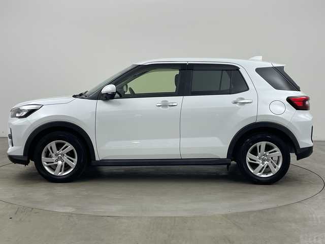 トヨタ ライズ G 兵庫県 2023(令5)年 2.1万km シャイニングホワイトパール ・プリクラッシュセーフティ/・クリアランスソナー/・先行車発進お知らせ/・車線逸脱警報/・ステアリングアシスト/・標識認識/・ふらつき警報/・後退時交差車両検知警報システム/・社外7インチナビ＆フルセグ＆BT＆DVD/・パノラマミックビューモニター/・前後ドライブレコーダー/・ビルトインETC/・ブラインドスポットモニター/・スマートキー/・プッシュスタート/・フロアマット/・ドアバイザー/・純正16インチアルミホイール/・LEDヘッドライト/・オートライト/・横滑り防止装置/・アイドリングストップ