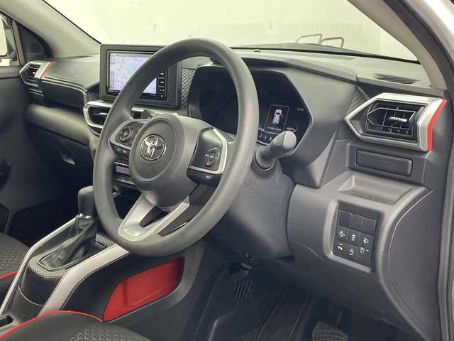 トヨタ ライズ G 兵庫県 2023(令5)年 2.1万km シャイニングホワイトパール ・プリクラッシュセーフティ/・クリアランスソナー/・先行車発進お知らせ/・車線逸脱警報/・ステアリングアシスト/・標識認識/・ふらつき警報/・後退時交差車両検知警報システム/・社外7インチナビ＆フルセグ＆BT＆DVD/・パノラマミックビューモニター/・前後ドライブレコーダー/・ビルトインETC/・ブラインドスポットモニター/・スマートキー/・プッシュスタート/・フロアマット/・ドアバイザー/・純正16インチアルミホイール/・LEDヘッドライト/・オートライト/・横滑り防止装置/・アイドリングストップ