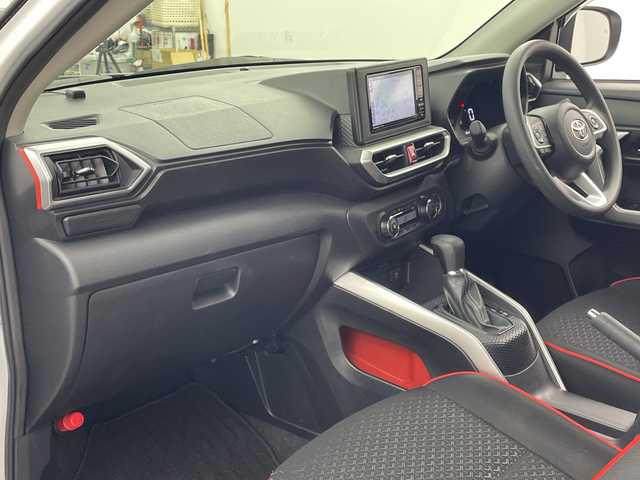 トヨタ ライズ G 兵庫県 2023(令5)年 2.1万km シャイニングホワイトパール ・プリクラッシュセーフティ/・クリアランスソナー/・先行車発進お知らせ/・車線逸脱警報/・ステアリングアシスト/・標識認識/・ふらつき警報/・後退時交差車両検知警報システム/・社外7インチナビ＆フルセグ＆BT＆DVD/・パノラマミックビューモニター/・前後ドライブレコーダー/・ビルトインETC/・ブラインドスポットモニター/・スマートキー/・プッシュスタート/・フロアマット/・ドアバイザー/・純正16インチアルミホイール/・LEDヘッドライト/・オートライト/・横滑り防止装置/・アイドリングストップ