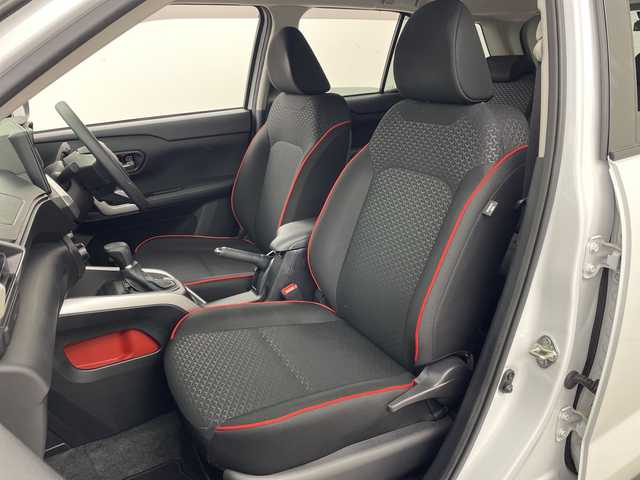 トヨタ ライズ G 兵庫県 2023(令5)年 2.1万km シャイニングホワイトパール ・プリクラッシュセーフティ/・クリアランスソナー/・先行車発進お知らせ/・車線逸脱警報/・ステアリングアシスト/・標識認識/・ふらつき警報/・後退時交差車両検知警報システム/・社外7インチナビ＆フルセグ＆BT＆DVD/・パノラマミックビューモニター/・前後ドライブレコーダー/・ビルトインETC/・ブラインドスポットモニター/・スマートキー/・プッシュスタート/・フロアマット/・ドアバイザー/・純正16インチアルミホイール/・LEDヘッドライト/・オートライト/・横滑り防止装置/・アイドリングストップ